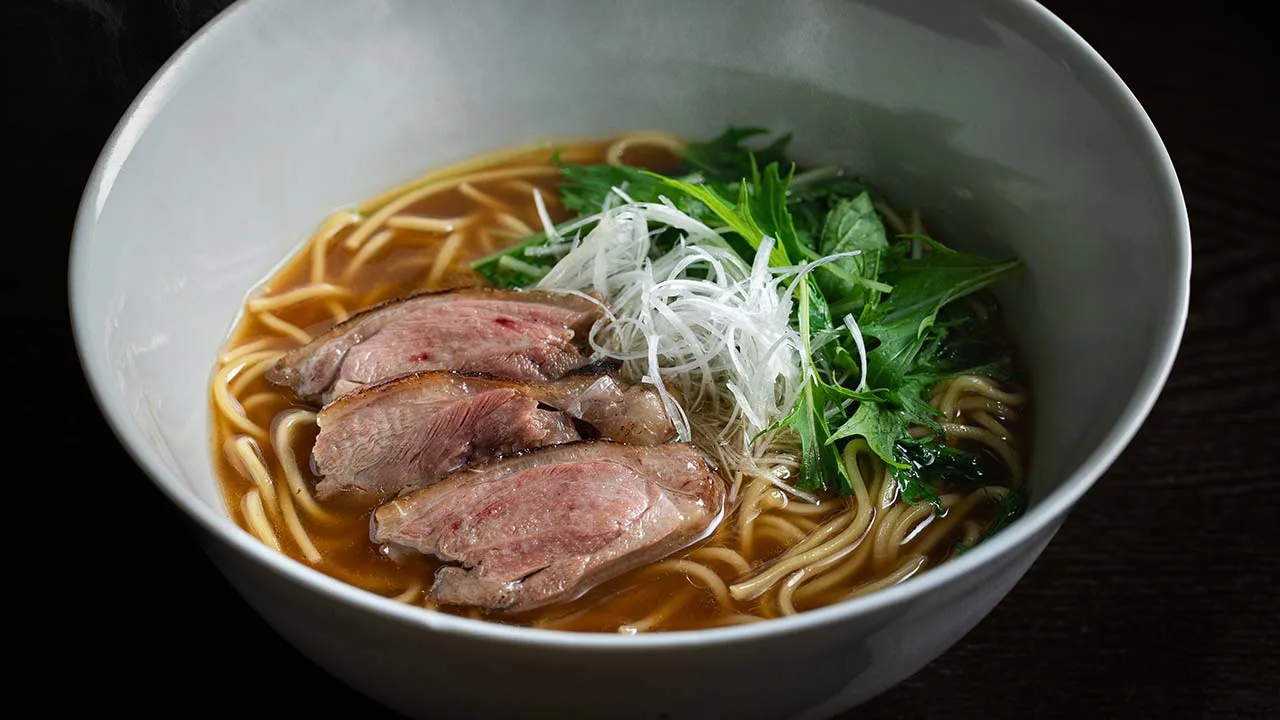 丸福樓での美食体験を締めくくるお出汁の香りが広がる絶品の鴨肉そば