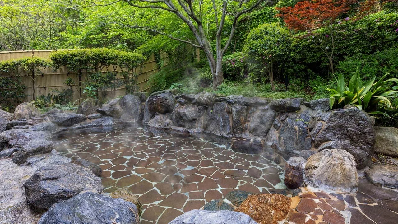 木々の緑と心地よい湯気に優しく包まれながら、メルキュール福岡宗像リゾート＆スパの趣ある岩露天風呂で心身をリフレッシュ