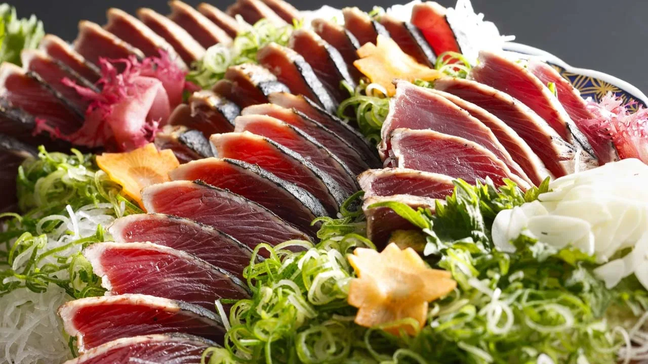 薬味をたっぷりと添えた本場高知の分厚いカツオのたたきを贅沢に堪能するメルキュール高知土佐リゾート&スパのご褒美ディナー