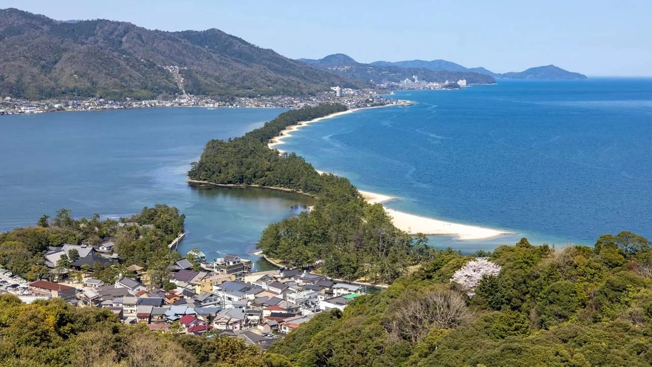 息を呑むほど美しい天橋立の絶景を眼下に望むメルキュール京都宮津リゾート&スパ周辺の豊かな自然と青い海