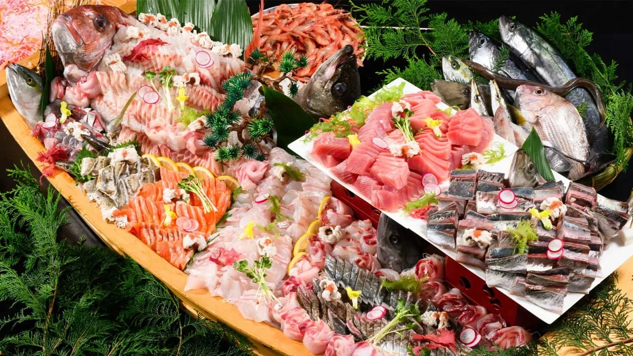 日本海の新鮮な海の幸を贅沢に盛り付けた舟盛りに思わず心が躍るメルキュール京都宮津リゾート&スパの豪華な夕食