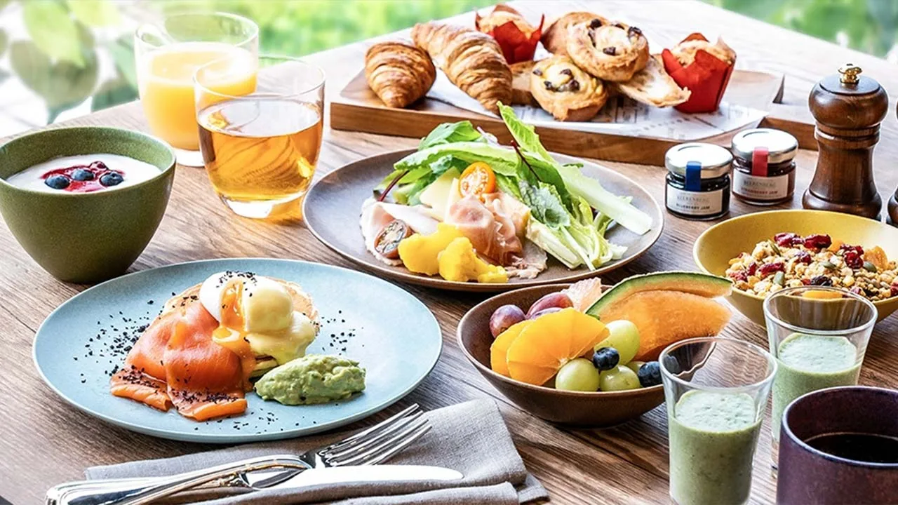 やわらかな朝の光に包まれながら色鮮やかでおしゃれなメニューに心ときめくメルキュール京都宮津リゾート&スパの至福の朝食