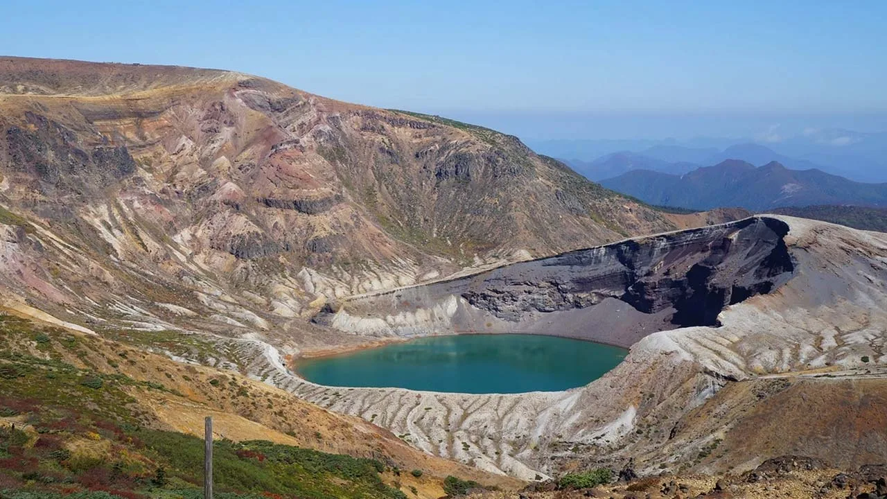 息をのむほど美しい神秘的なエメラルドグリーンの御釜など、大自然の絶景に出会えるメルキュール宮城蔵王リゾート&スパ周辺の景色
