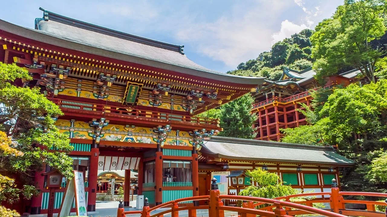 メルキュール佐賀唐津リゾートの周辺観光で立ち寄りたい、青空と深い緑に鮮やかな朱色が映える美しい神社の心洗われる風景