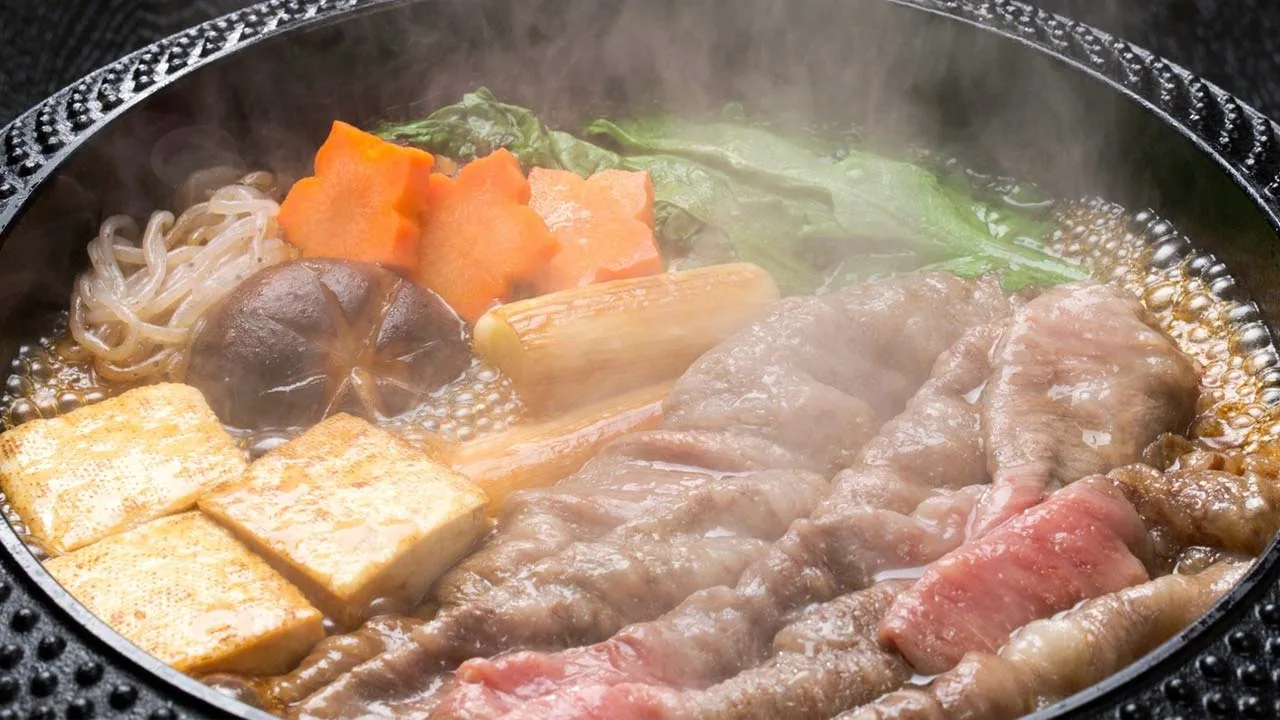 メルキュール佐賀唐津リゾートで味わう、とろけるようなお肉と旬の野菜が湯気を立てる五感を満たす至福の極上鍋料理