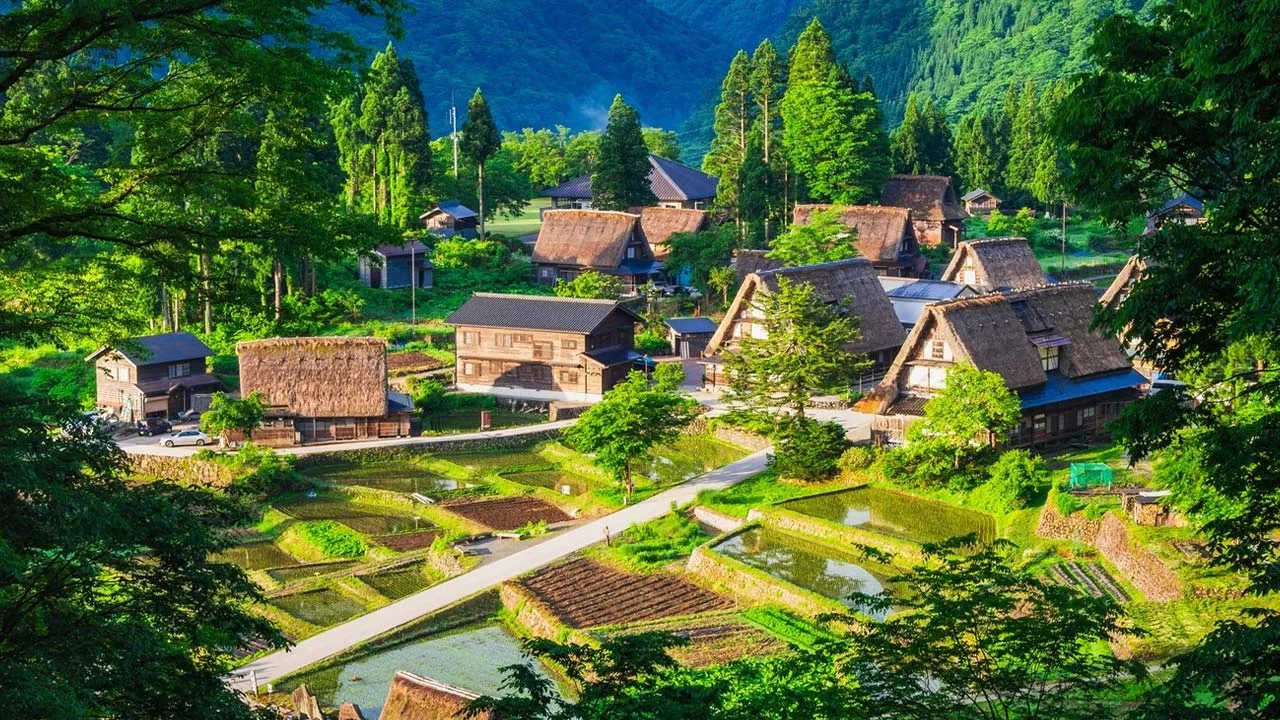 メルキュール富山砺波リゾート&スパから足を延ばして訪れたい心洗われるような緑豊かな合掌造り集落の絶景