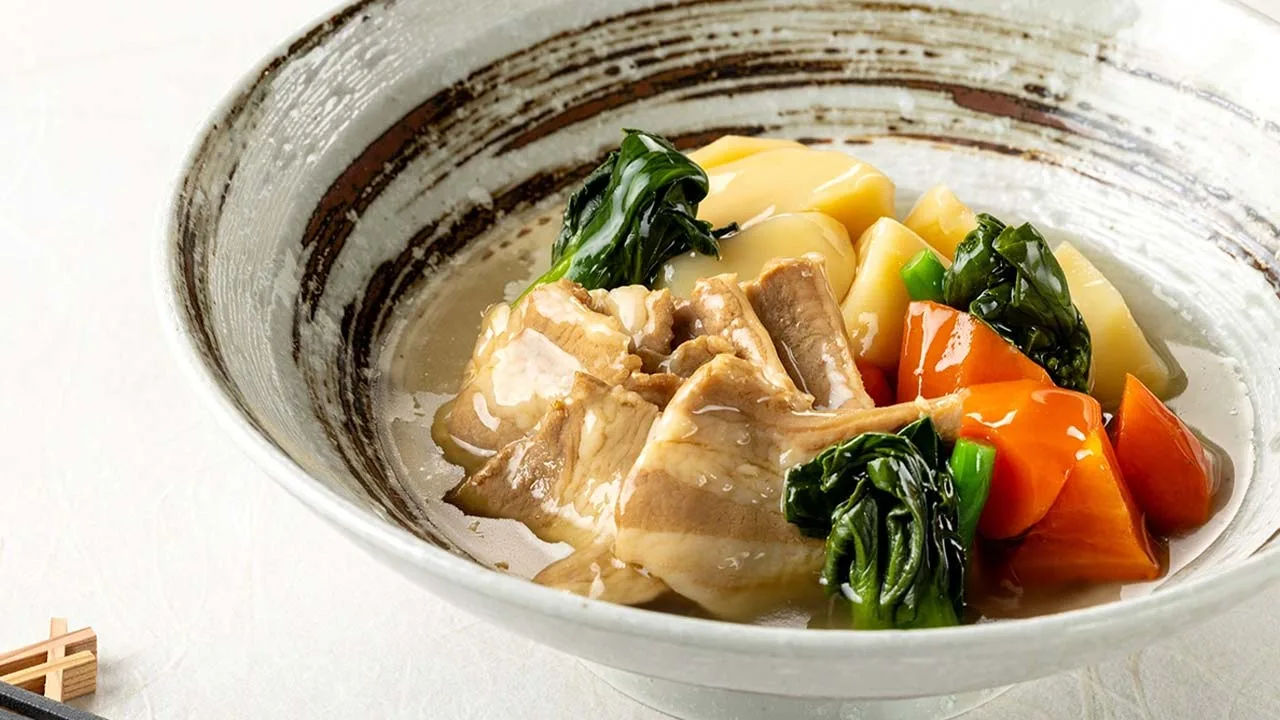 メルキュール裏磐梯リゾート&スパで味わう、お肉と彩り豊かな野菜の温かな煮物。素材の旨みが引き立つ、じんわりと心ほぐれるこだわりの一品。