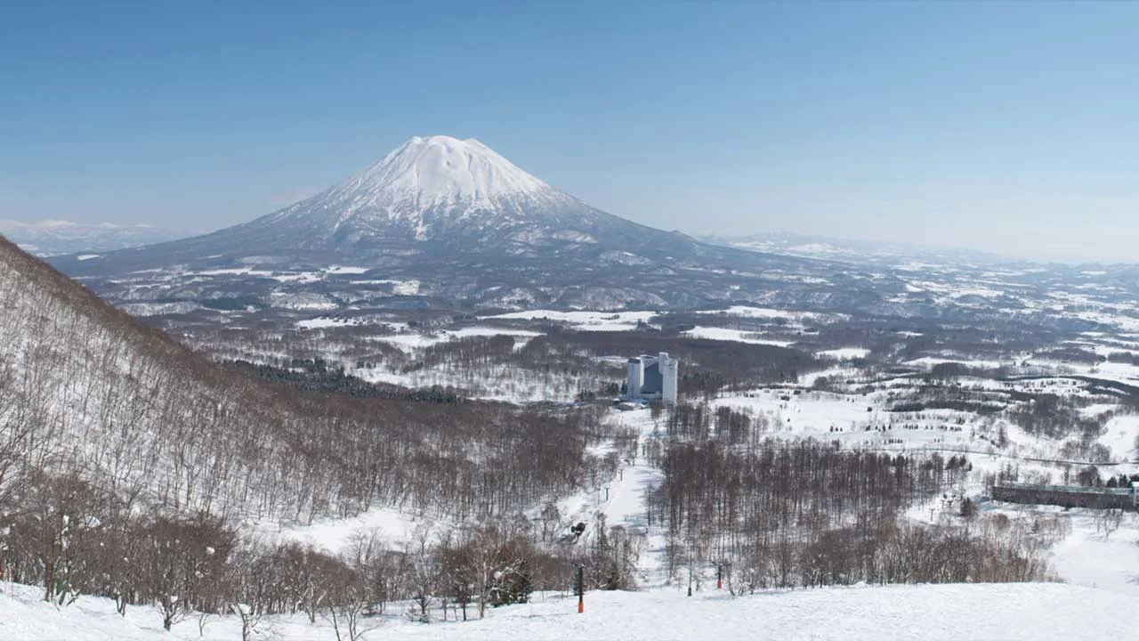 モクシー・ニセコビレッジ周辺に広がる白銀の世界。雄大な羊蹄山とパウダースノーが織りなす息をのむような冬の絶景