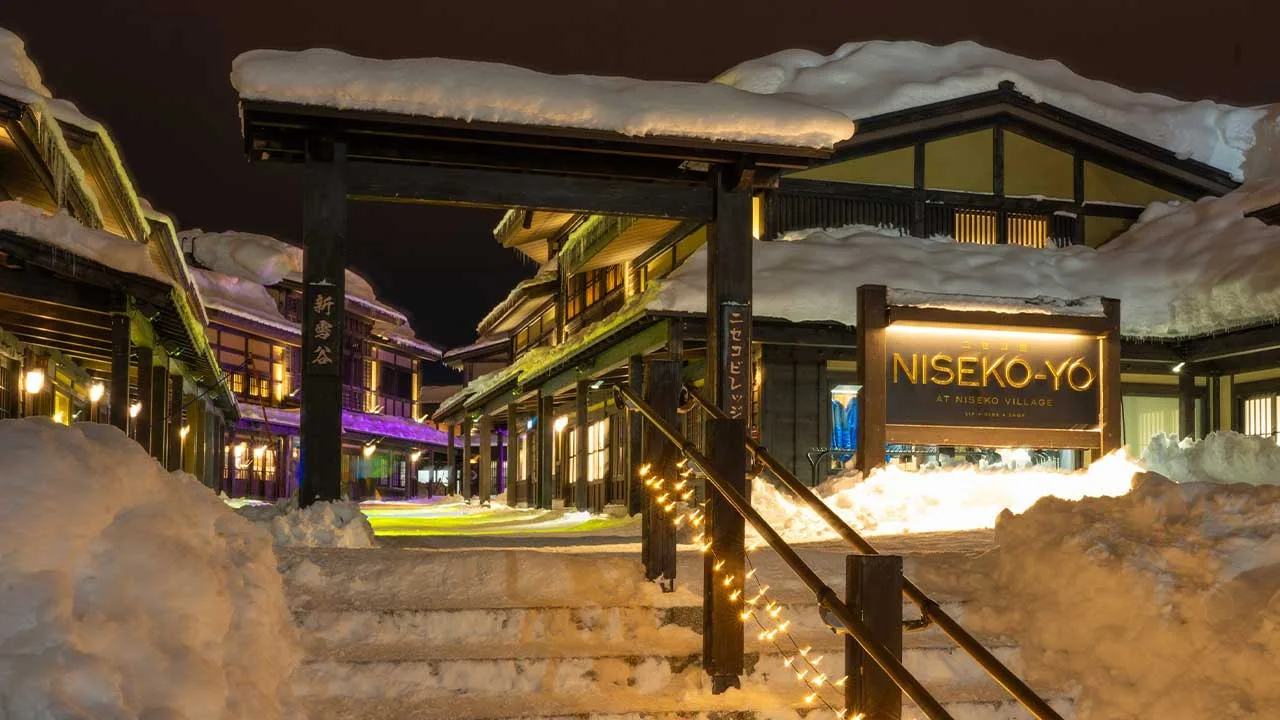 モクシー・ニセコビレッジに隣接するニセコ町屋の幻想的な夜の雪景色。温かい灯りがともるノスタルジックな冬の街並み散策