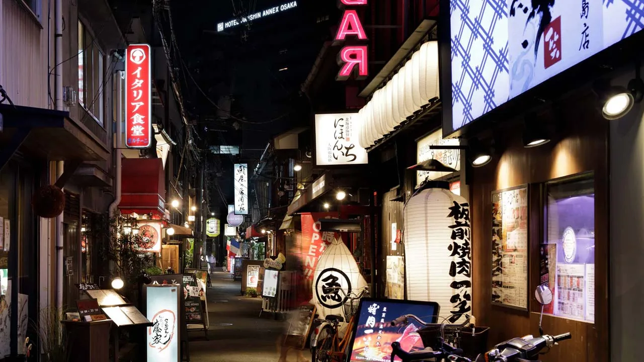 モクシー大阪梅田周辺にある賑やかな夜の飲食店街とネオンサイン