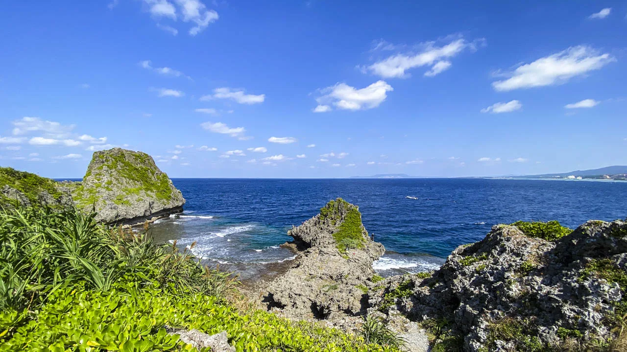 真栄田岬の岩場と透明度の高い海