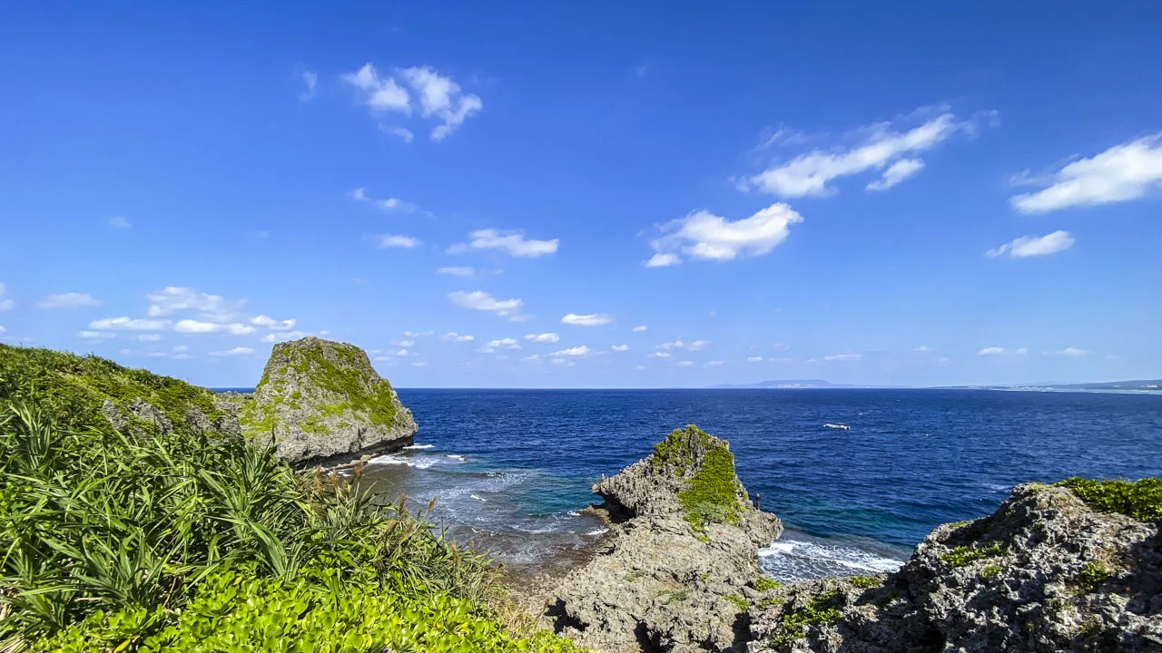 真栄田岬に広がる青空と海