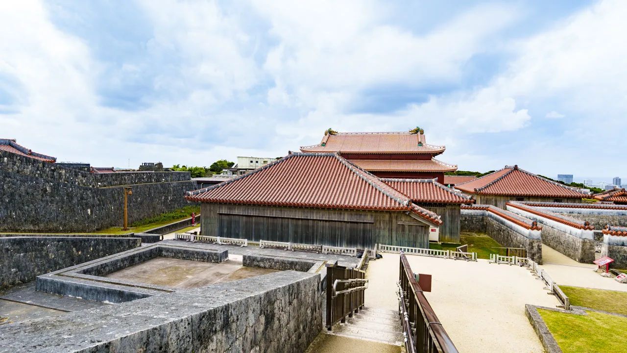 首里城の美しい赤瓦屋根の向こうに広がる那覇の街並みと広大な空の絶景
