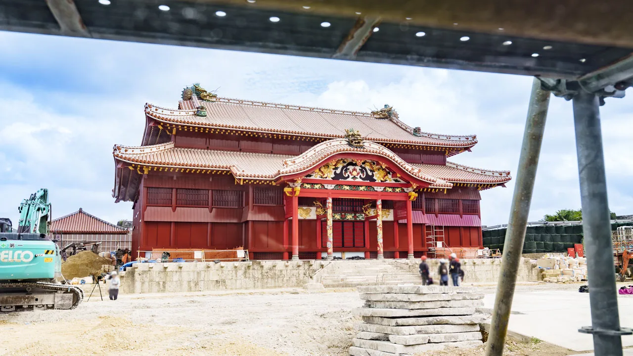 黄金の装飾と鮮やかな朱色が目を引く復元中の美しい首里城正殿