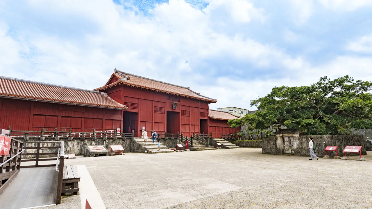 正殿への最後の門となる奉神門と下之御庭