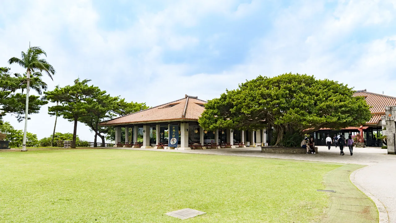 広い芝生と大きな木陰に癒やされながら沖縄の穏やかな風を感じてゆったり過ごせる首里城の心地よいレストハウス