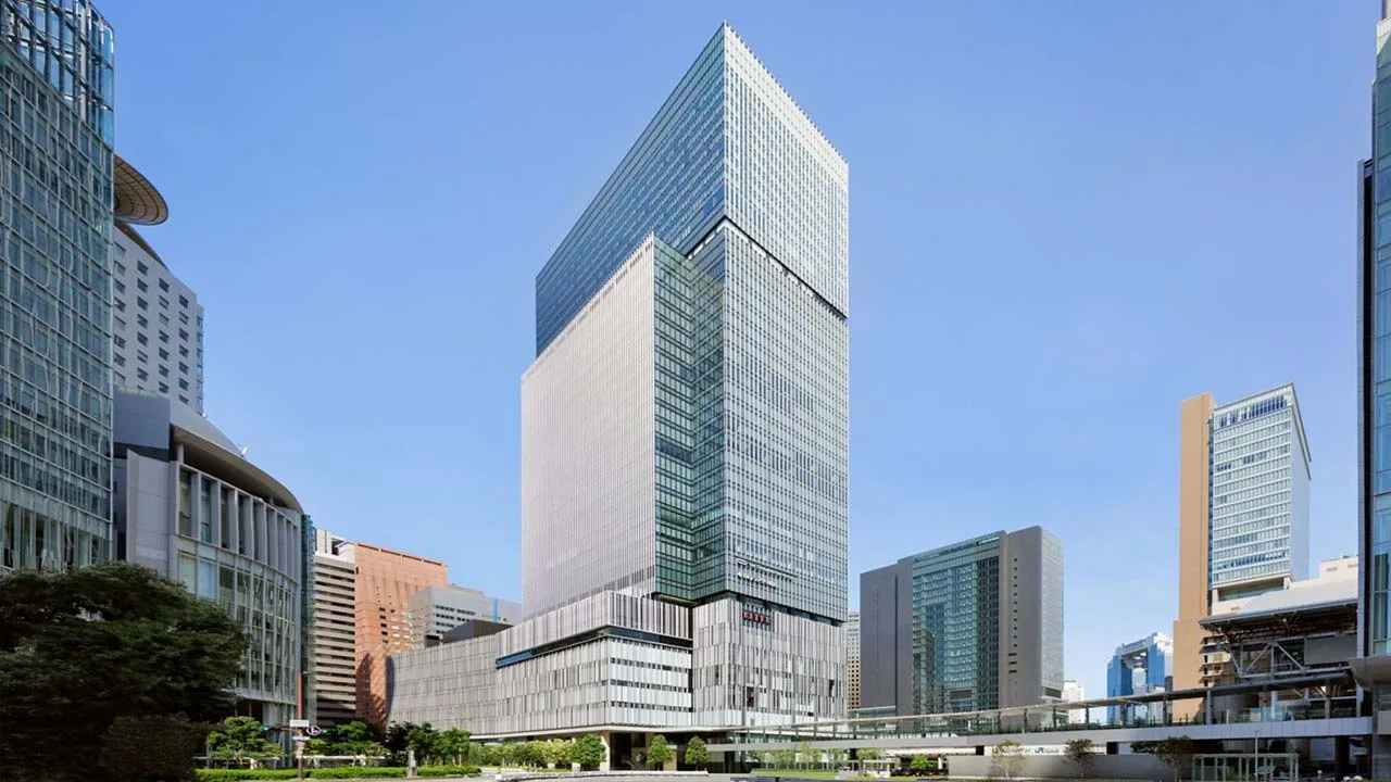青空に向かってそびえ立つ大阪ステーションホテルの洗練された外観。ここから始まる非日常のステイへの期待が高まる美しい都会の風景
