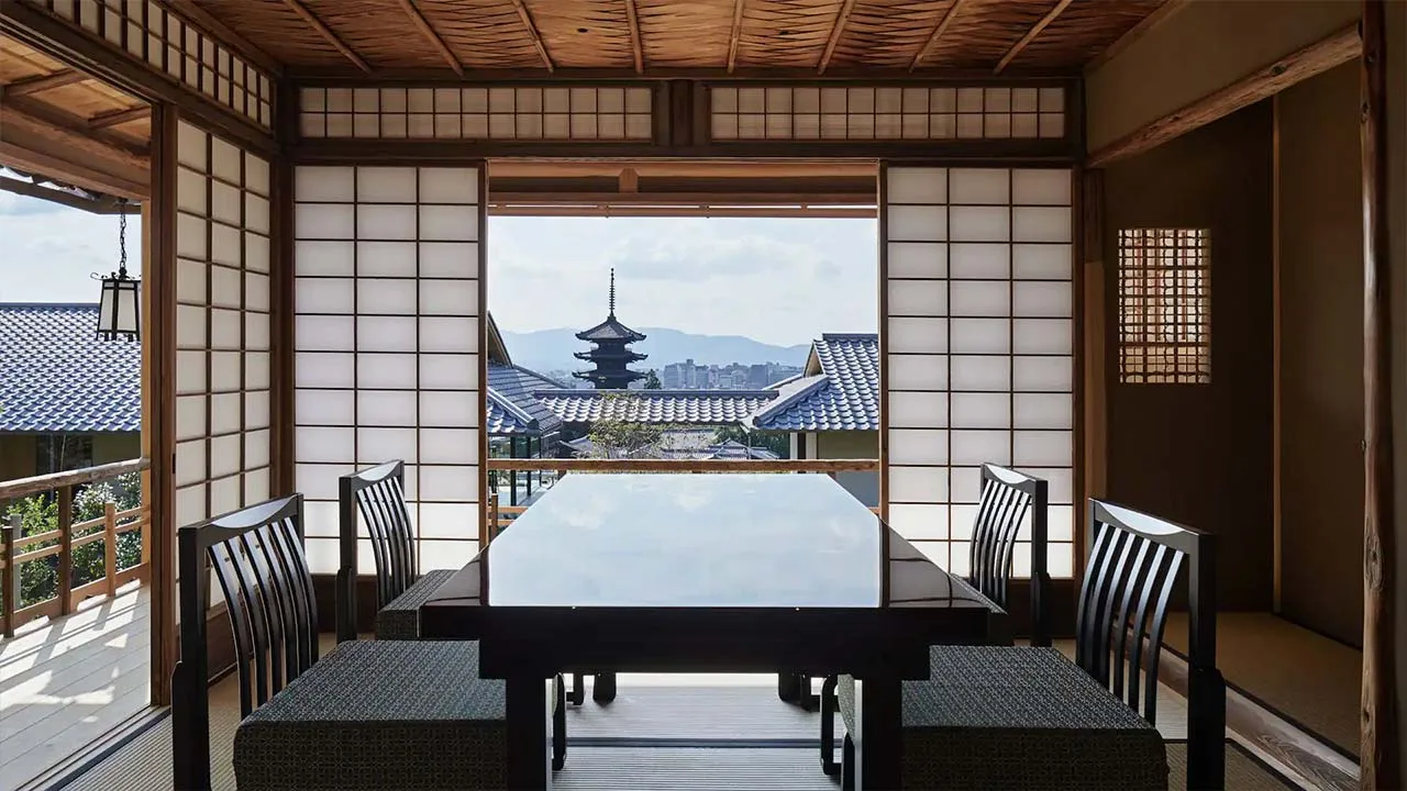 障子を開けると八坂の塔と京都の絶景を独り占めできる、パーク ハイアット 京都の和の趣あふれる客室