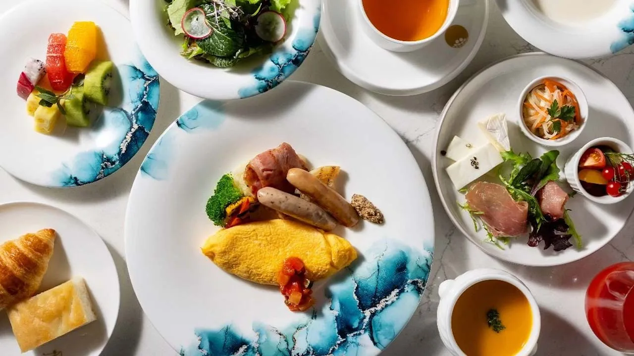 PGMホテルリゾート沖縄の美しく色鮮やかな朝食メニュー。海を思わせるブルーのプレートに盛り付けられた絶品料理や新鮮なフルーツで、心も体も満たされる至福のモーニング