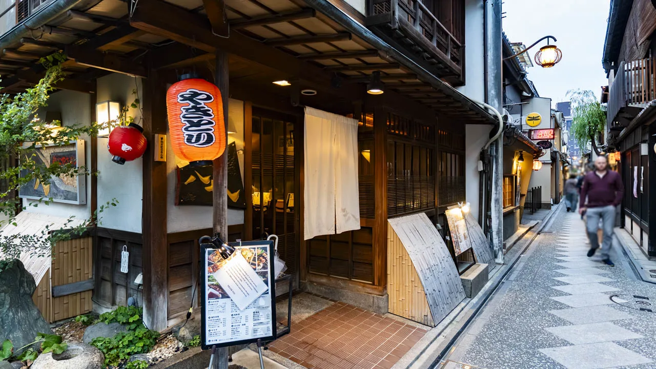 先斗町の路地に並ぶ提灯と店先の品書き