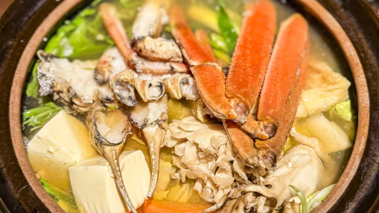 蟹と豆腐、野菜が入った鍋