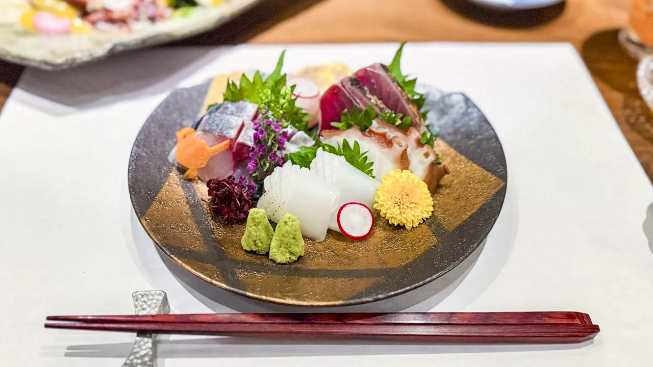 季節の魚を盛り合わせたお造り