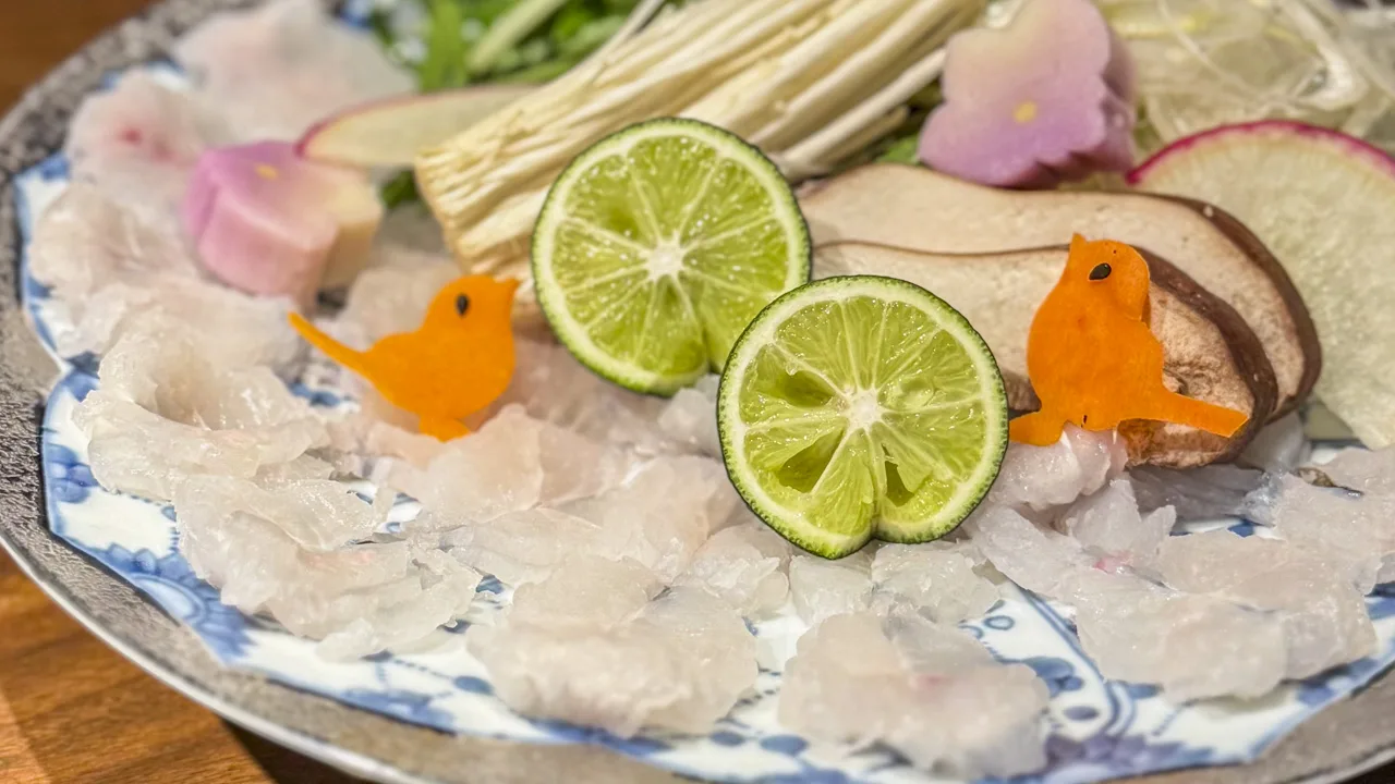 大皿に盛られた鍋用の鱧ときのこ