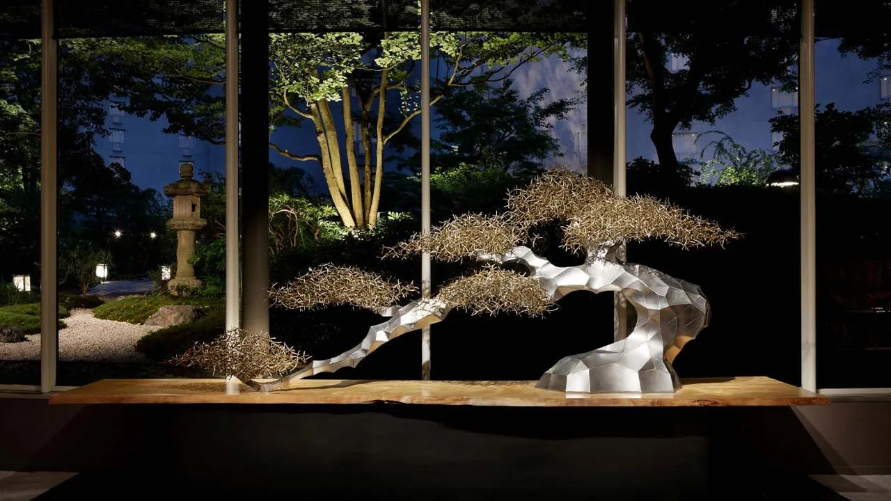 ザ・プリンス 京都宝ヶ池 オートグラフ コレクションの館内を彩るモダンなアート作品。窓の外の夜景と響き合う洗練された空間に、感性が研ぎ澄まされます。