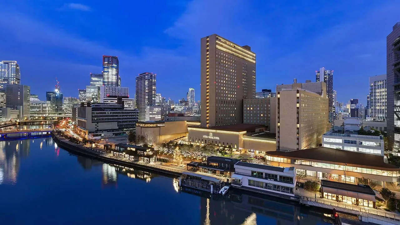川沿いに美しく煌めき水面に光が反射するリーガロイヤルホテル大阪のドラマチックな夜景