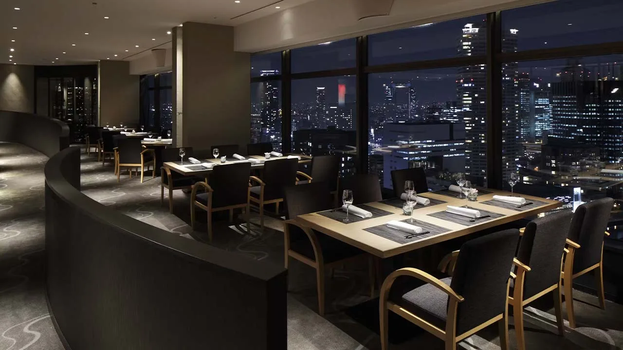 宝石箱のように輝く夜景を見下ろしながらロマンチックなディナーを堪能するリーガロイヤルホテル大阪のレストラン