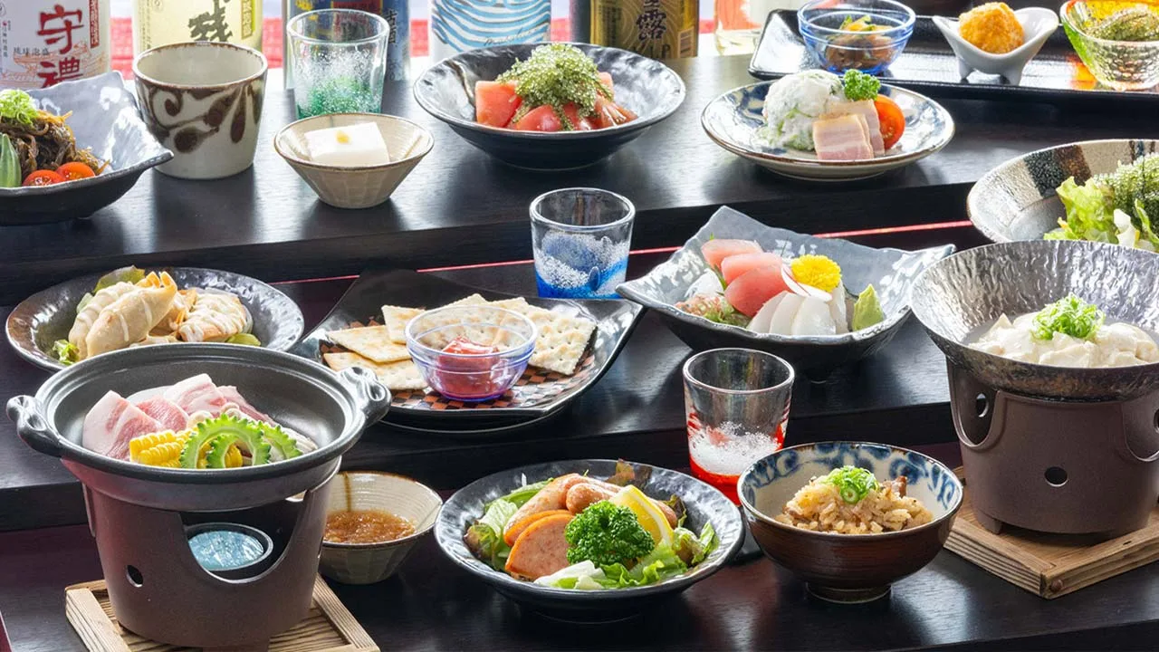 沖縄の恵みを少しずつ贅沢に堪能。リザンシーパークホテル谷茶ベイで味わう、海ぶどうや新鮮なお刺身など彩り豊かな和食メニューに心が躍るひととき