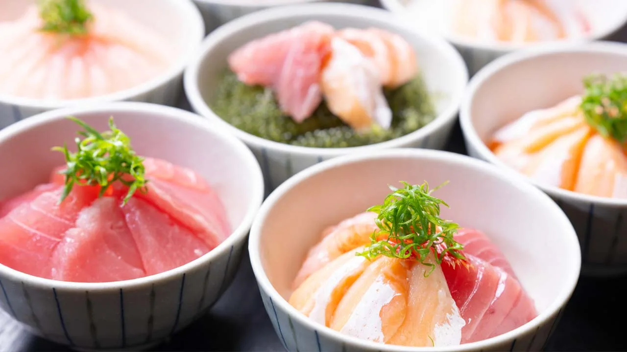 艶やかな新鮮魚介や海ぶどうがたっぷりのった贅沢な海鮮丼。リザンシーパークホテル谷茶ベイで、思わず笑顔がこぼれる至福のご当地絶品グルメ