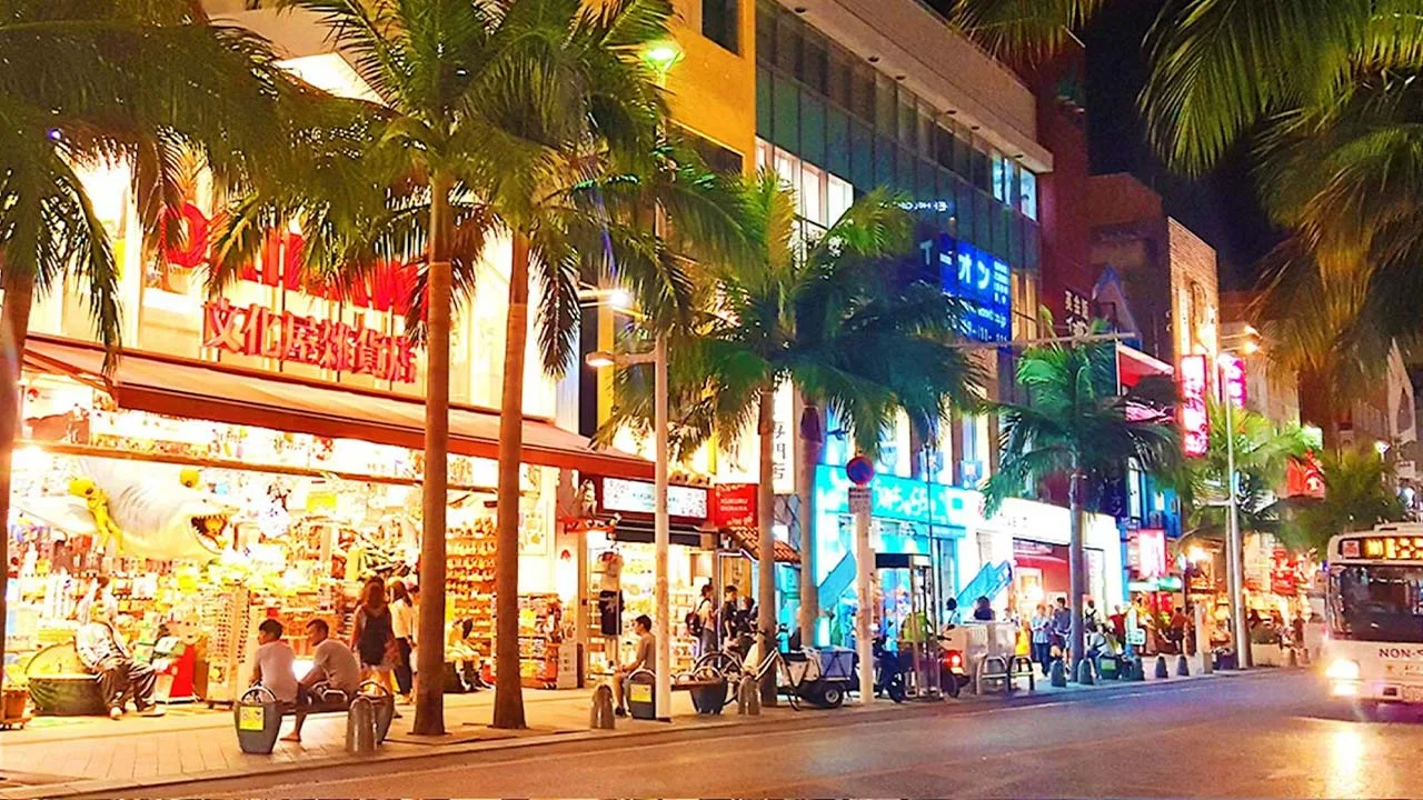 ホテルを一歩出ればすぐそこ。ヤシの木とネオンが輝く夜の街歩きも思い切り楽しめる琉球オリオンホテル 那覇国際通りの周辺風景