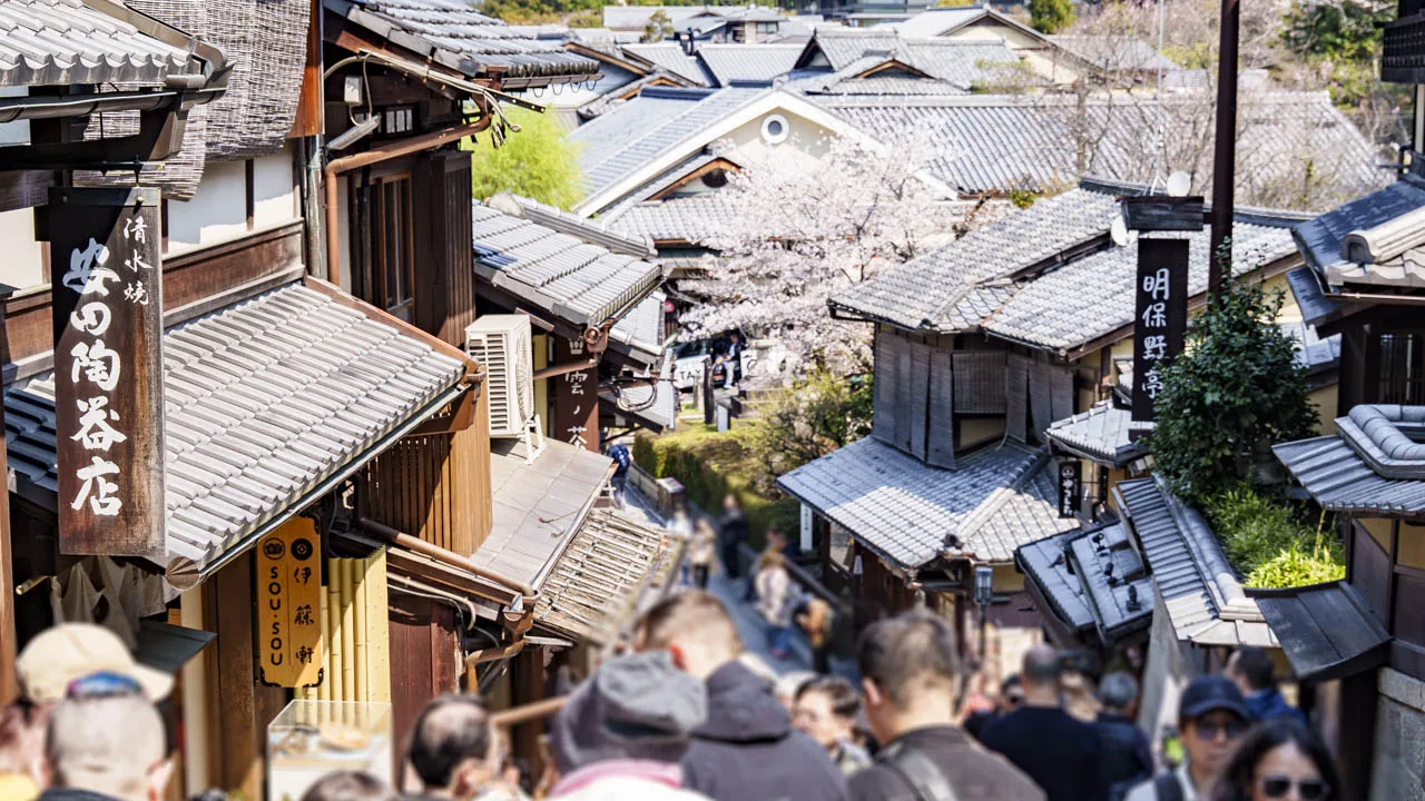 産寧坂の石段から見下ろす、瓦屋根と坂下の賑わい