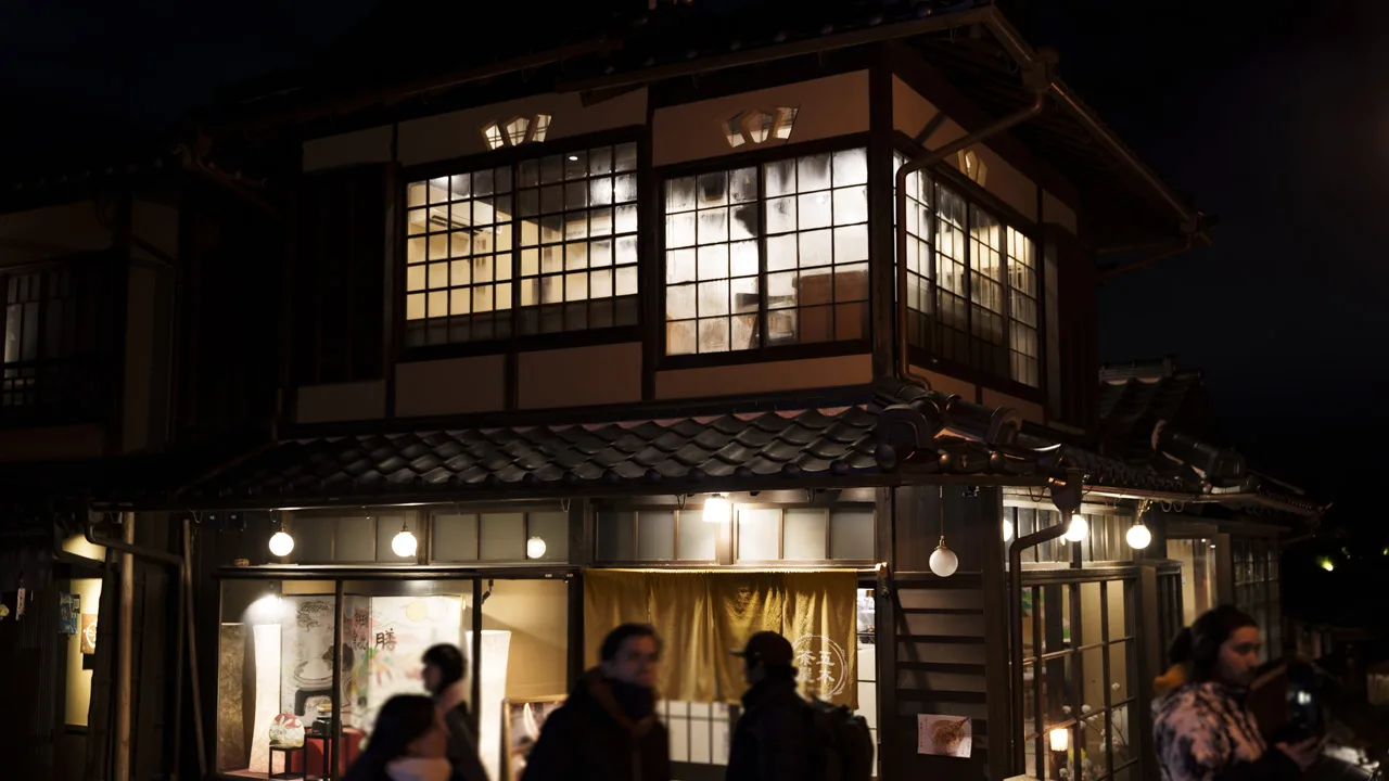 夜の産寧坂に灯る「ゆどうふ」の看板