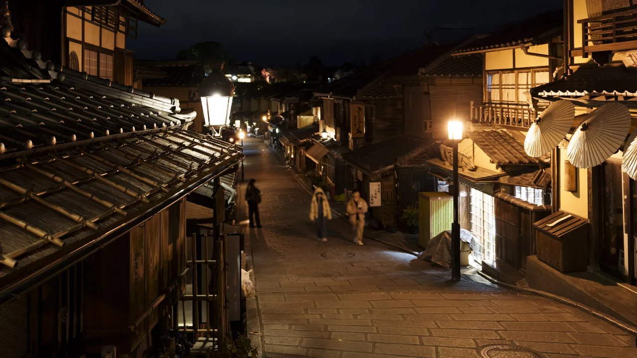 街灯に照らされた夜の二寧坂。石畳に人影はほとんどない