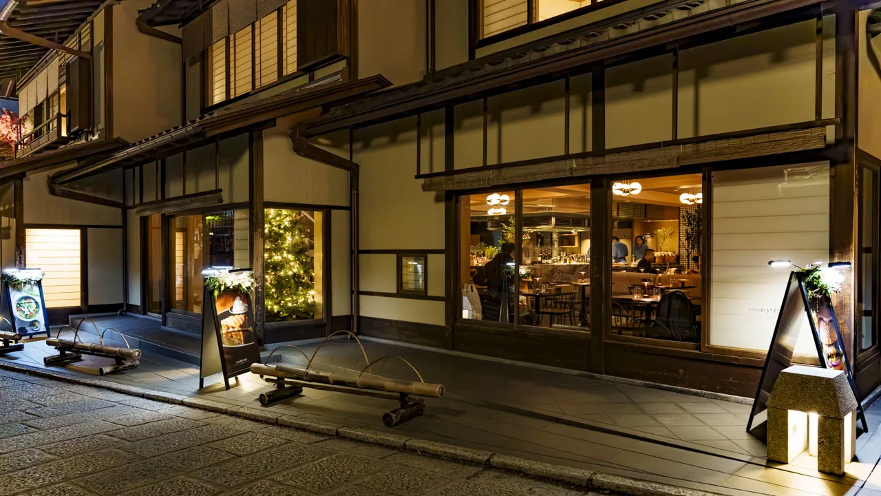 夜の二寧坂に面して灯りをともす、パーク ハイアット 京都のKYOTO BISTRO