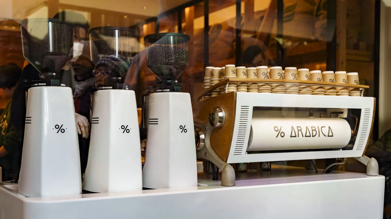 %ARABICAのカウンターに並ぶコーヒーマシン