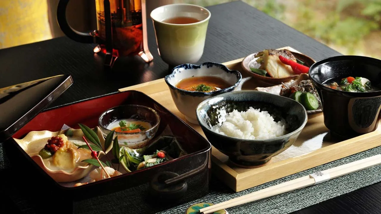 色とりどりのおかずが美しい器に並ぶ紫翠 ラグジュアリーコレクションホテル 奈良の和朝食。からだに優しい繊細な味わいで、非日常の朝をゆったりとスタートできます。