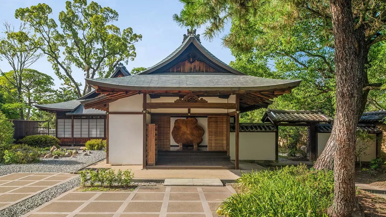 豊かな自然と歴史ある和の建築が見事に調和する紫翠 ラグジュアリーコレクションホテル 奈良の佇まい。一歩足を踏み入れた瞬間から、日常の喧騒を忘れる静かで穏やかな世界へ誘われます。