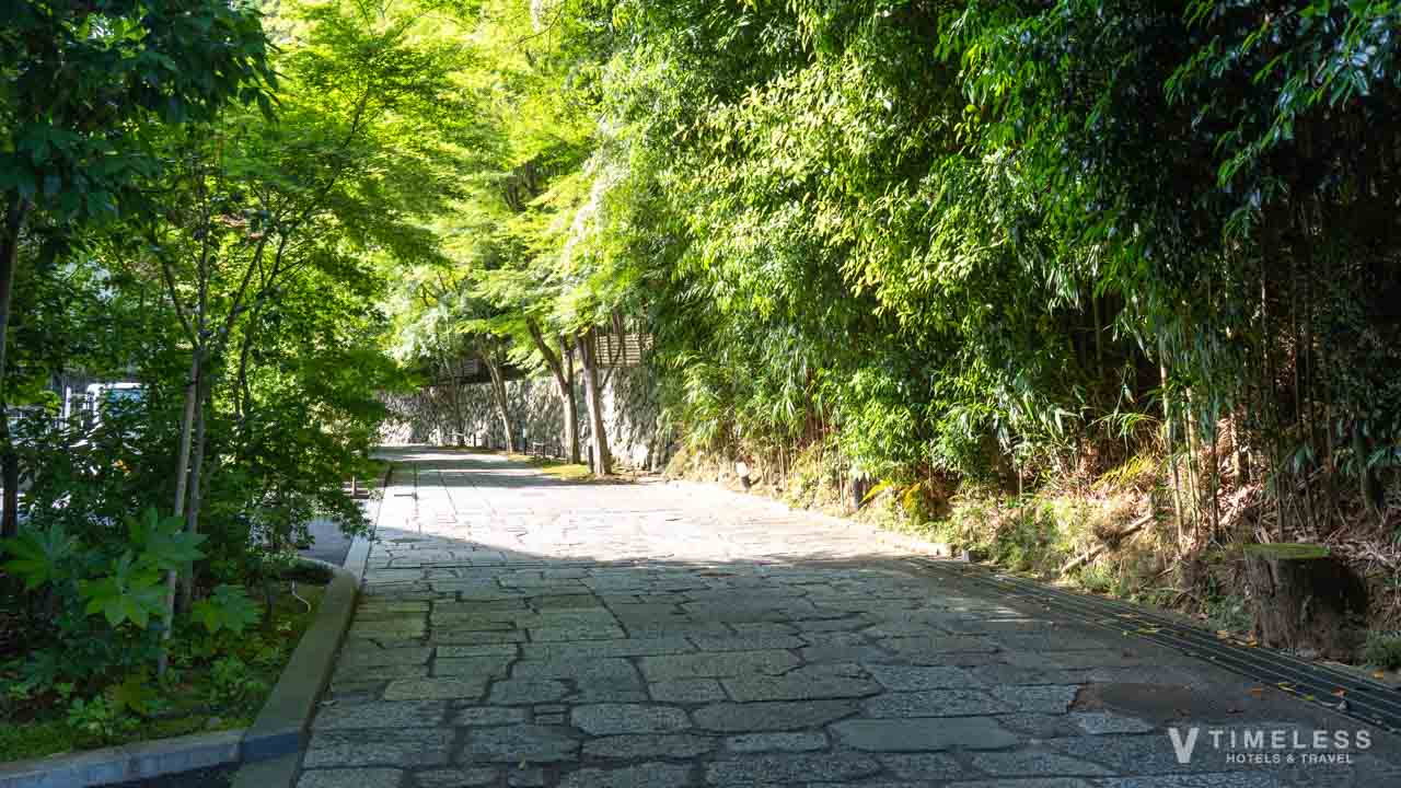 ROKU京都の裏口から続く石畳の散策路(しょうざんリゾート京都)