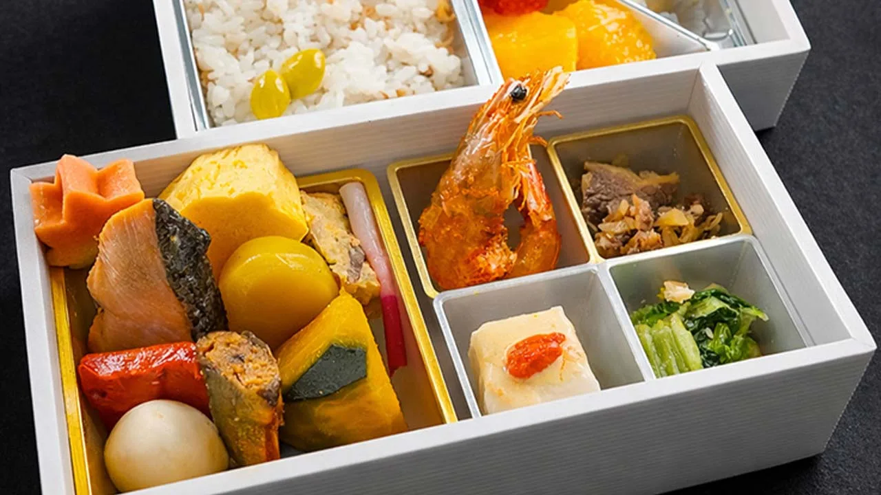 京都の旬の味覚が美しい箱に詰め込まれた、四条河原町温泉 空庭テラス京都の色鮮やかなお食事。目にも楽しく、心まで満たされるご褒美のような味わいです。