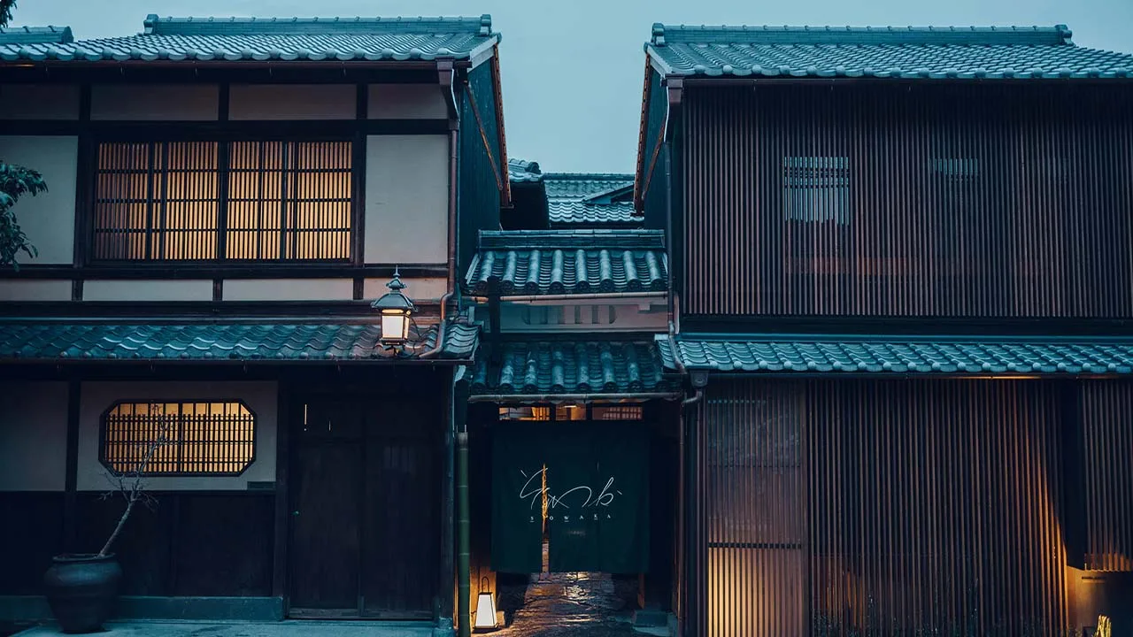 暮れゆく古都の路地に浮かび上がる、ラグジュアリーホテル「SOWAKA(そわか)」の暖簾。非日常への扉を開く、心ときめくエントランスの情景。