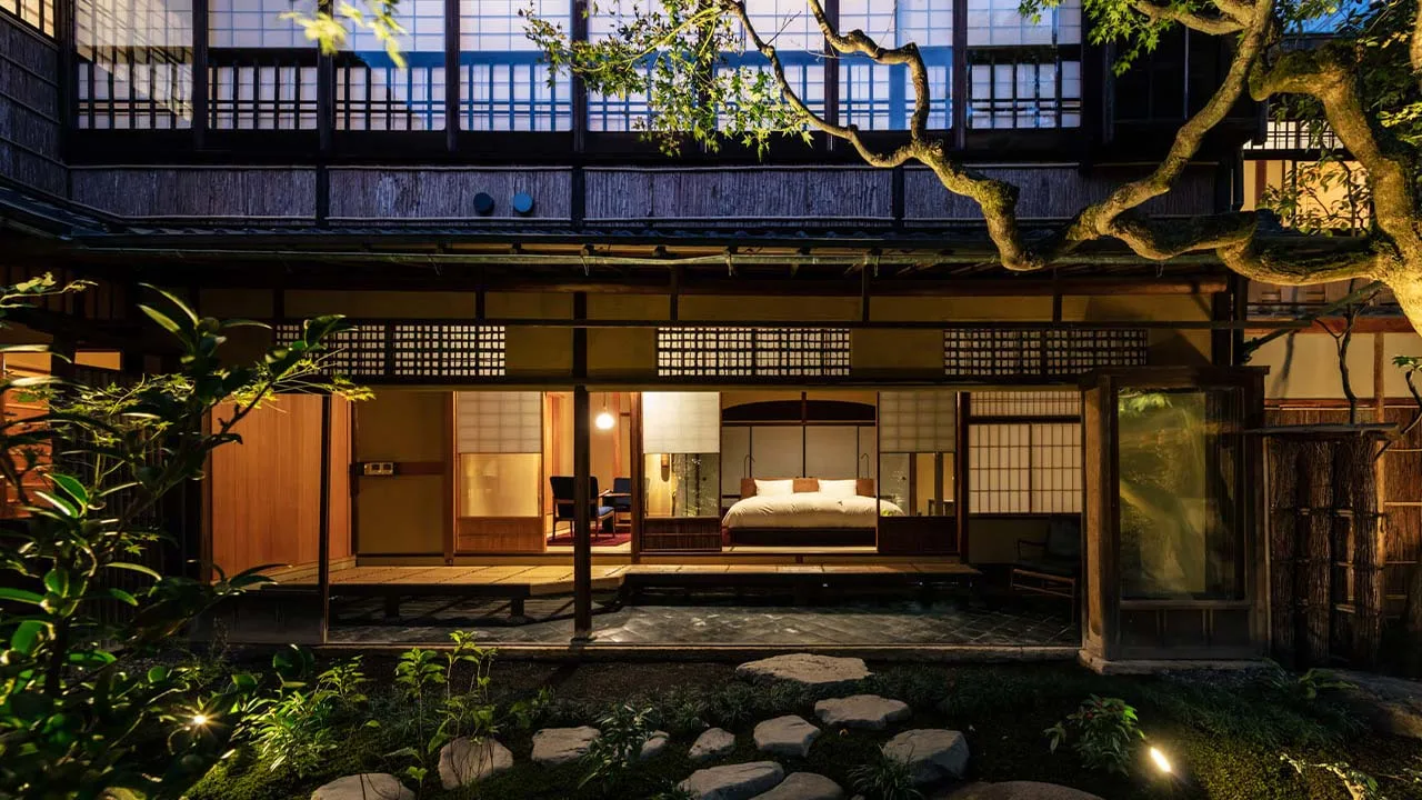 夜の静寂と庭園の緑に抱かれる、「SOWAKA(そわか)」のロマンチックな客室風景。縁側に腰掛けて静かに語り合いたくなる、秘密の隠れ家のような特別な夜。