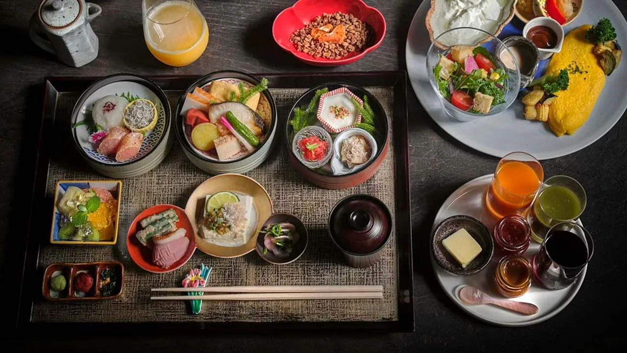 朝の光を浴びながらいただく、「SOWAKA(そわか)」の心躍る贅沢な朝食。和食も洋食も楽しめる彩り豊かなテーブルで、素晴らしい一日の始まりを。