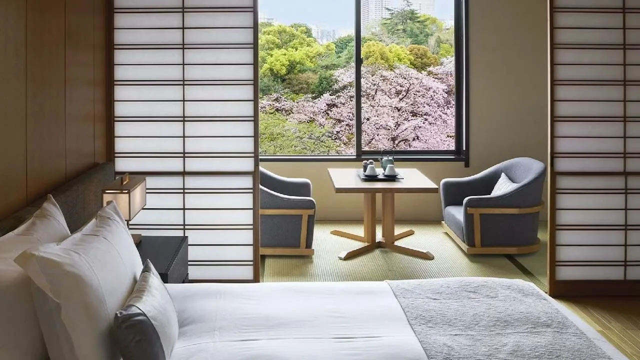 高輪 花香路の客室から望む満開の桜。窓辺に用意されたお茶をいただきながら、春の息吹を独り占めする特別なモーニングタイム。
