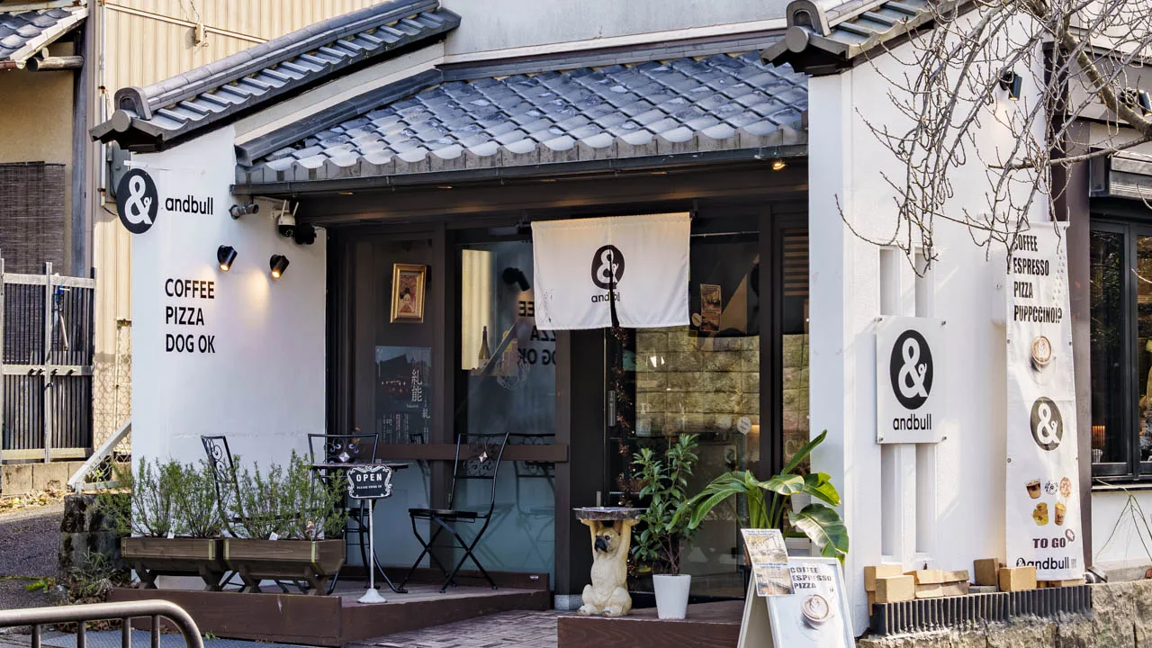 軒先にのれんを掛けた哲学の道沿いのカフェ