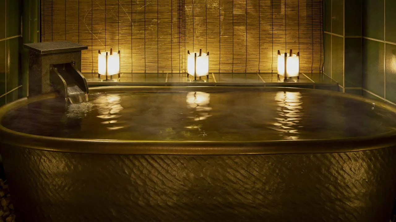 行燈の柔らかな光に包まれて、THE JUNEI HOTEL 京都 御所西の特製湯舟で日常を忘れる至福のバスタイム