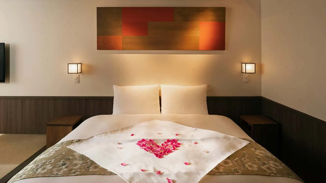 THE JUNEI HOTEL 京都 御所西で迎える特別な日、ベッドの上の愛らしいフラワーデコレーションに胸が高鳴るサプライズ