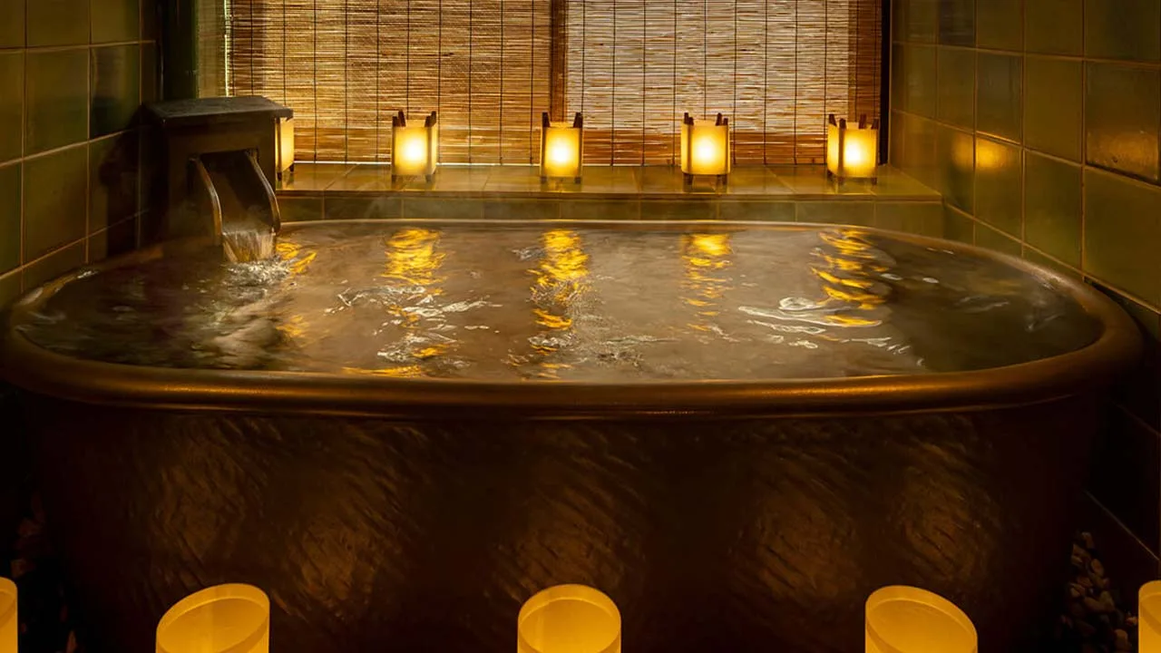 ゆらめく灯りとあたたかなお湯に芯から癒される、THE JUNEI HOTEL 京都 御所西の幻想的でプライベートな夜のバスタイム